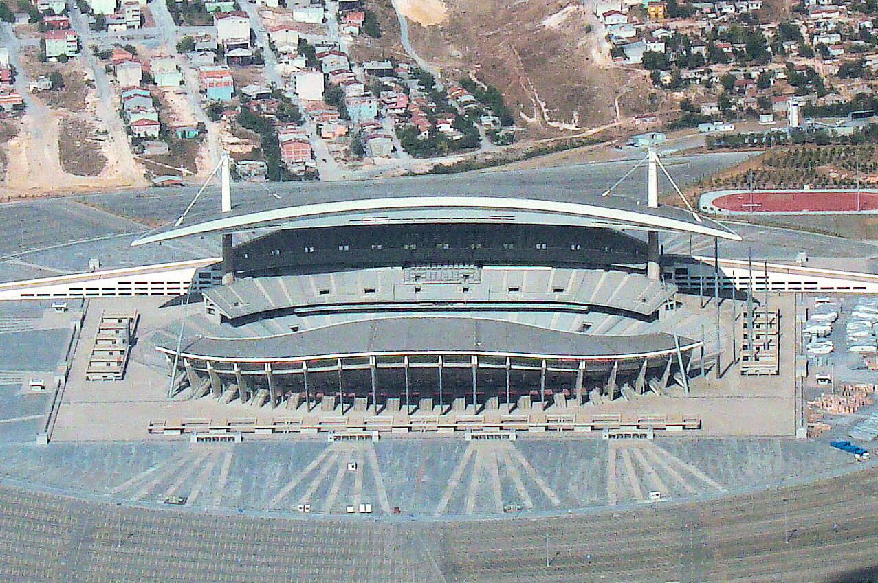 Atatürk Olimpiyat Stadyumu, İstanbul’da bulunan Türkiye’nin en büyük futbol stadyumlarından biri