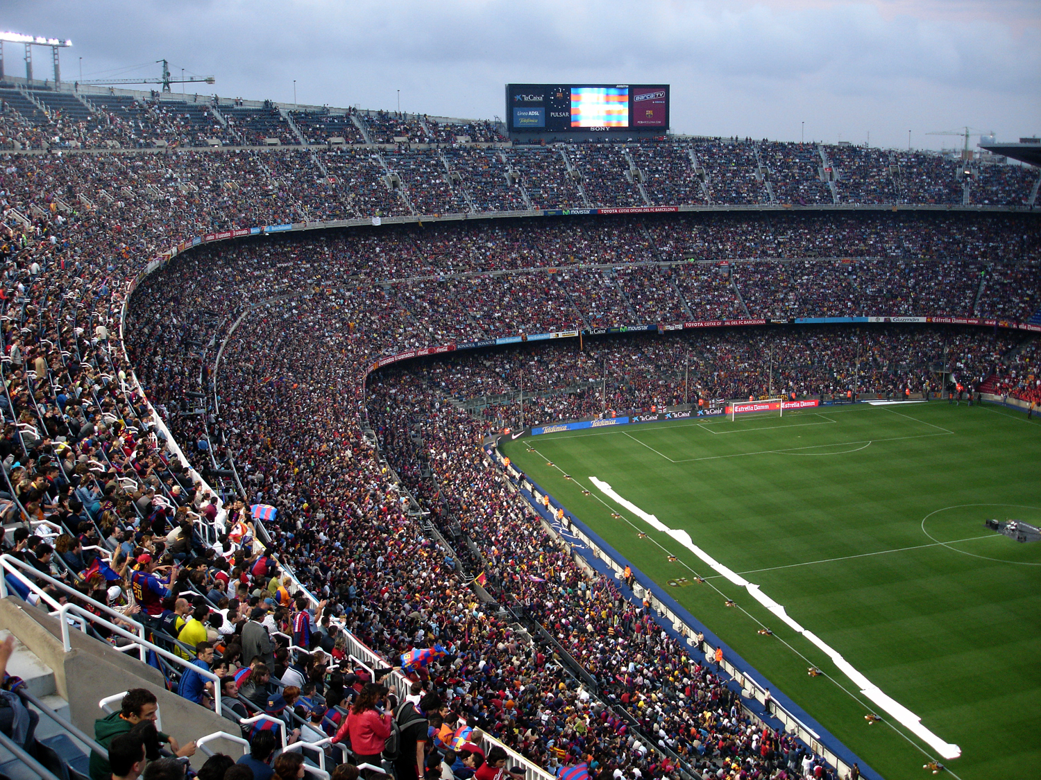 Camp Nou, Barcelona’da bulunan FC Barcelona’nın iç saha maçlarına ev sahipliği yapan stadyumun iç görünümü