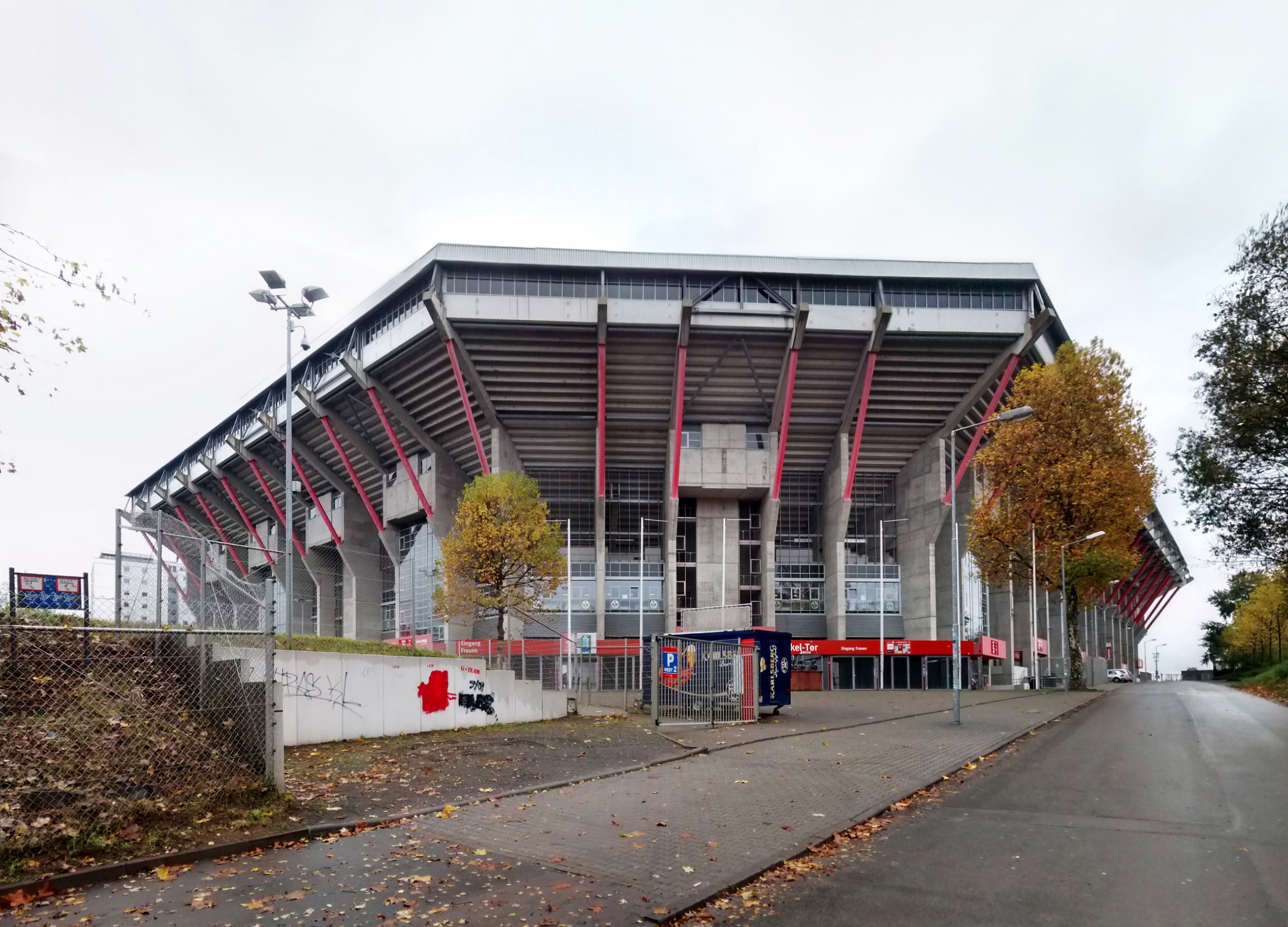 Fritz-Walter-Stadion, Kaiserslautern’de bulunan Betzenberg üzerindeki futbol stadyumu