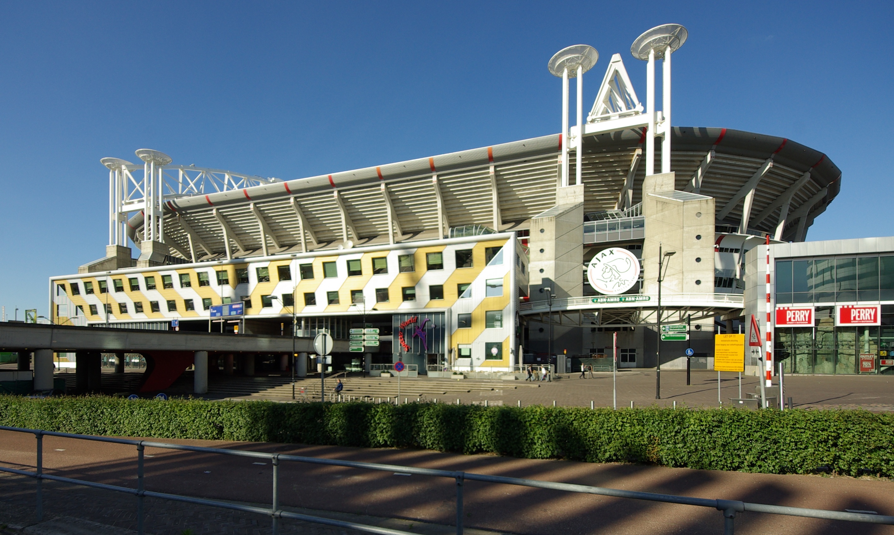 Johan Cruyff Arena, Ajax’ın Amsterdam’daki iç saha maçlarına ev sahipliği yapan futbol stadyumu