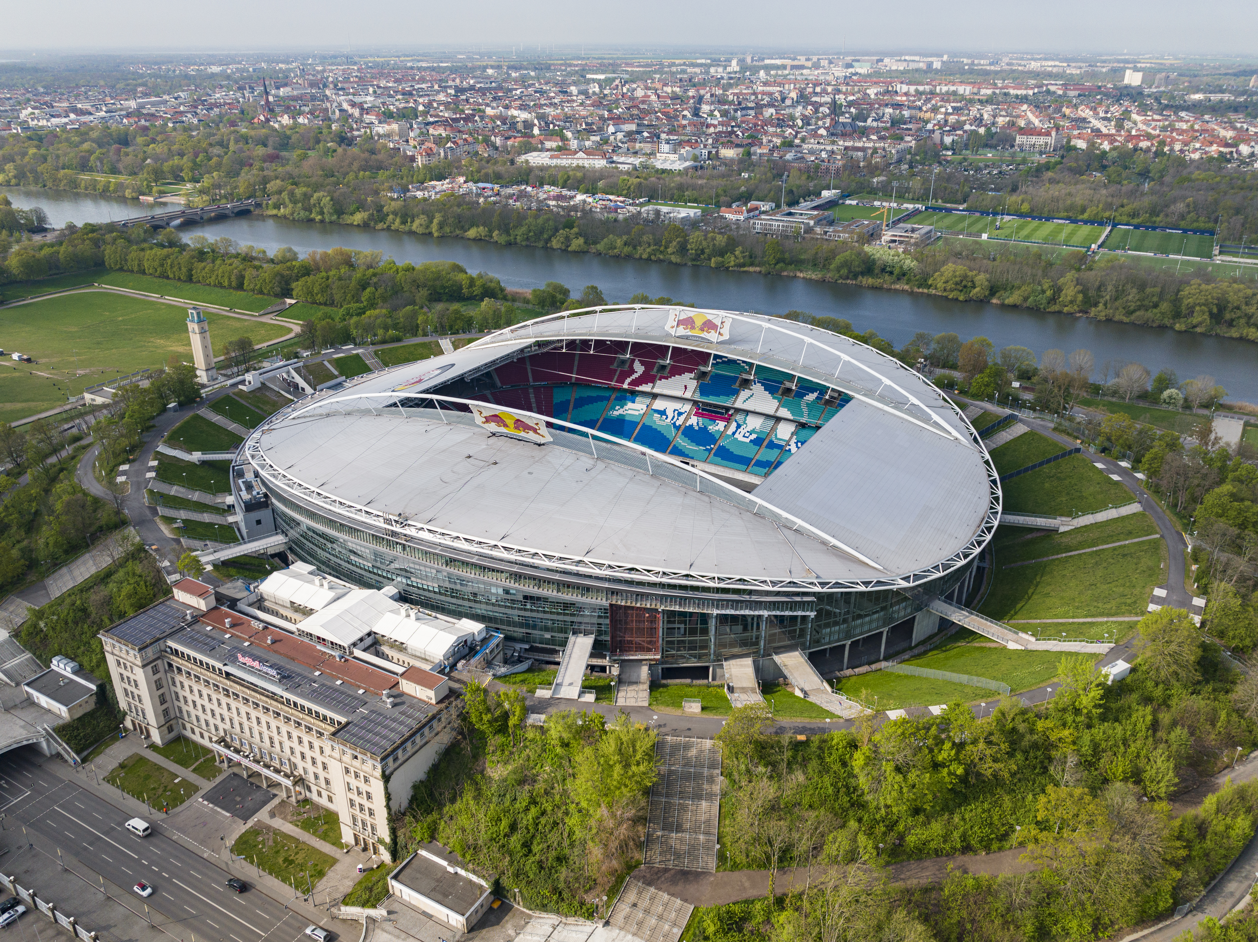 Leipzig Stadium, Almanya’nın Leipzig kentinde bulunan modern futbol stadyumu