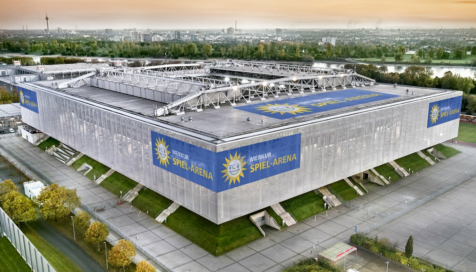 MERKUR Spiel-Arena, Düsseldorf’ta bulunan modern futbol stadyumu