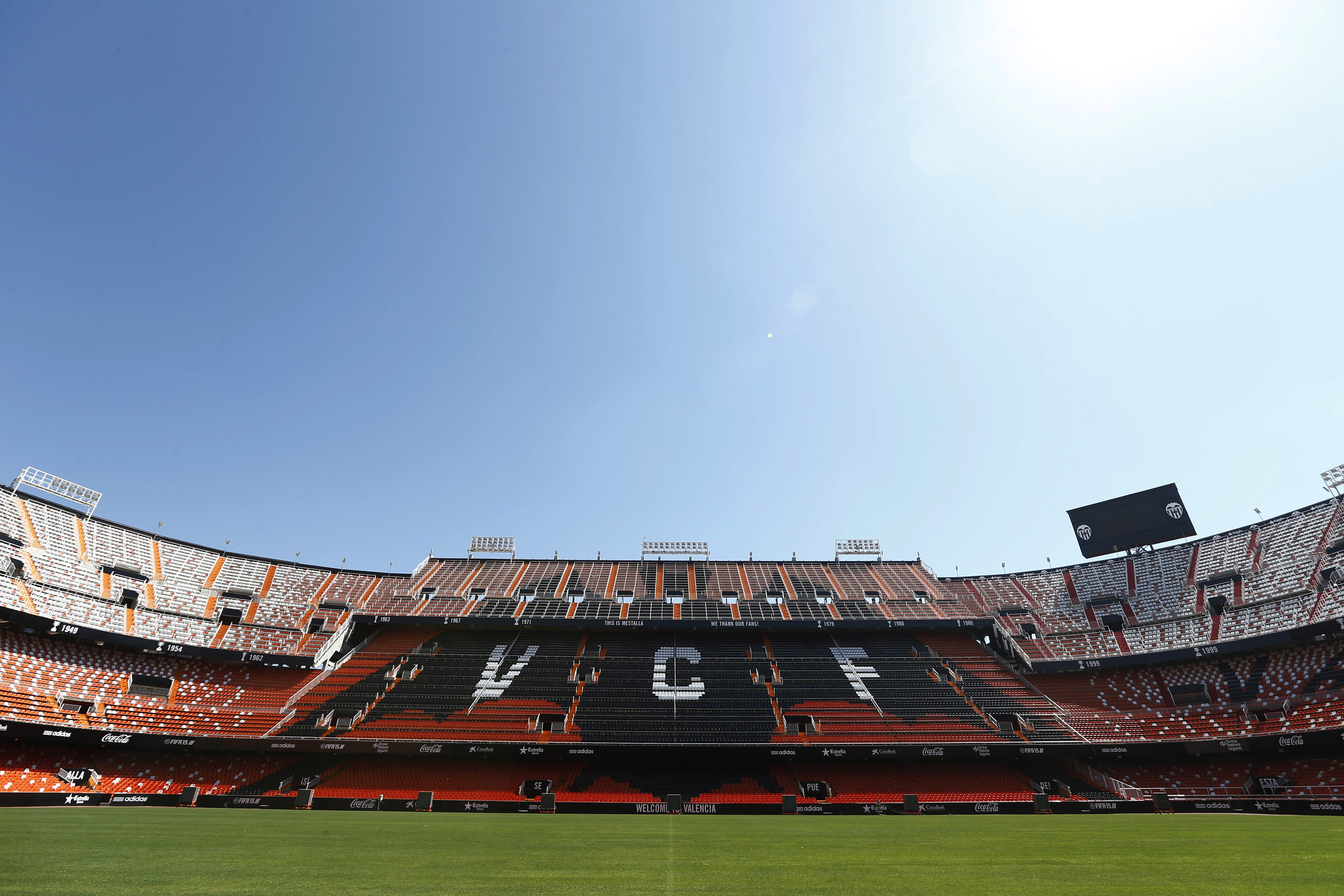 Mestalla Stadyumu’nda yer alan yarasa figürlü tribün tasarımı