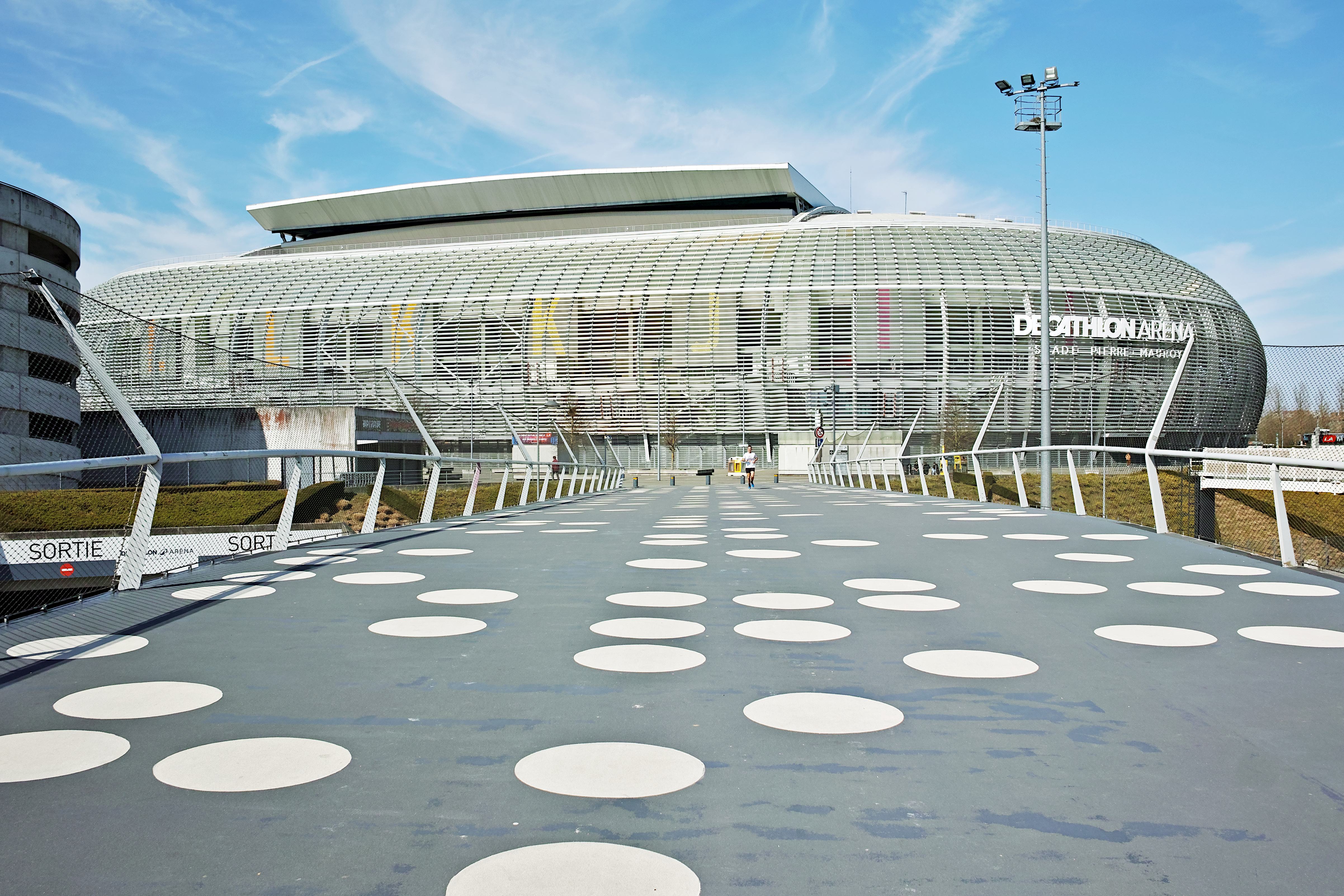 Stade Pierre-Mauroy, Lille yakınlarında bulunan modern çok amaçlı futbol stadyumu