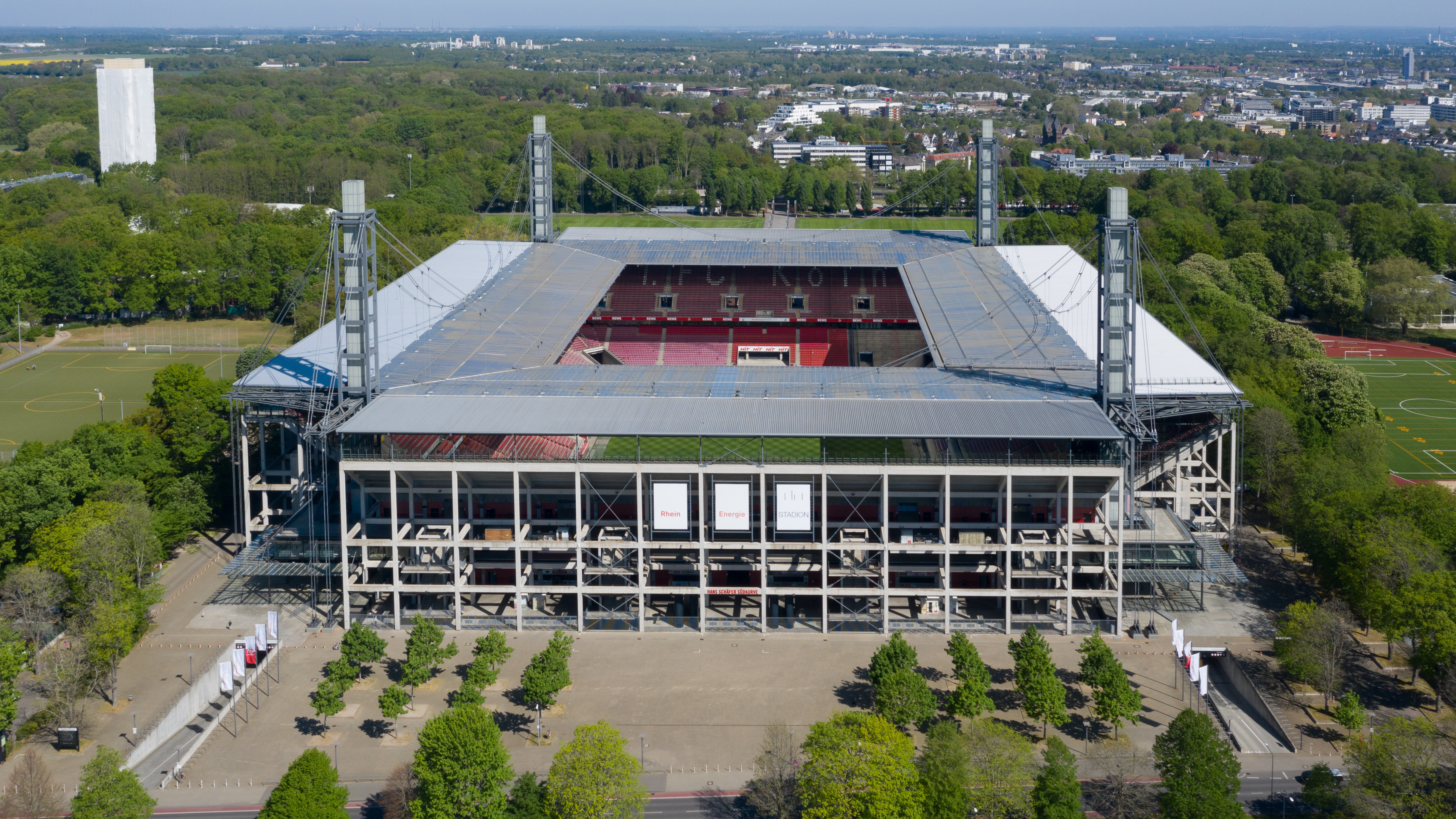 RheinEnergieStadion, Köln’de bulunan modern futbol stadyumu