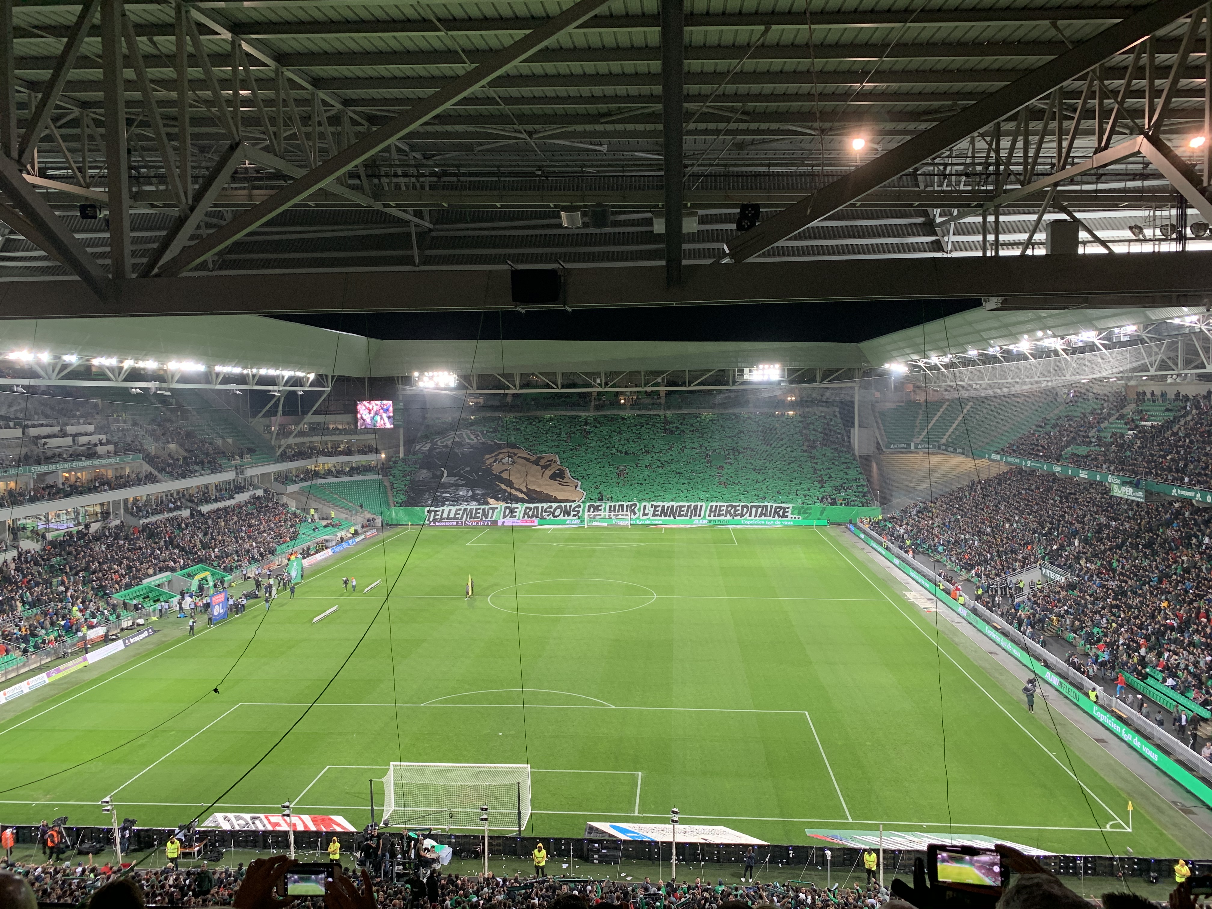 Stade Geoffroy-Guichard, AS Saint-Étienne ile Olympique Lyonnais maçı sırasında dolu tribünler
