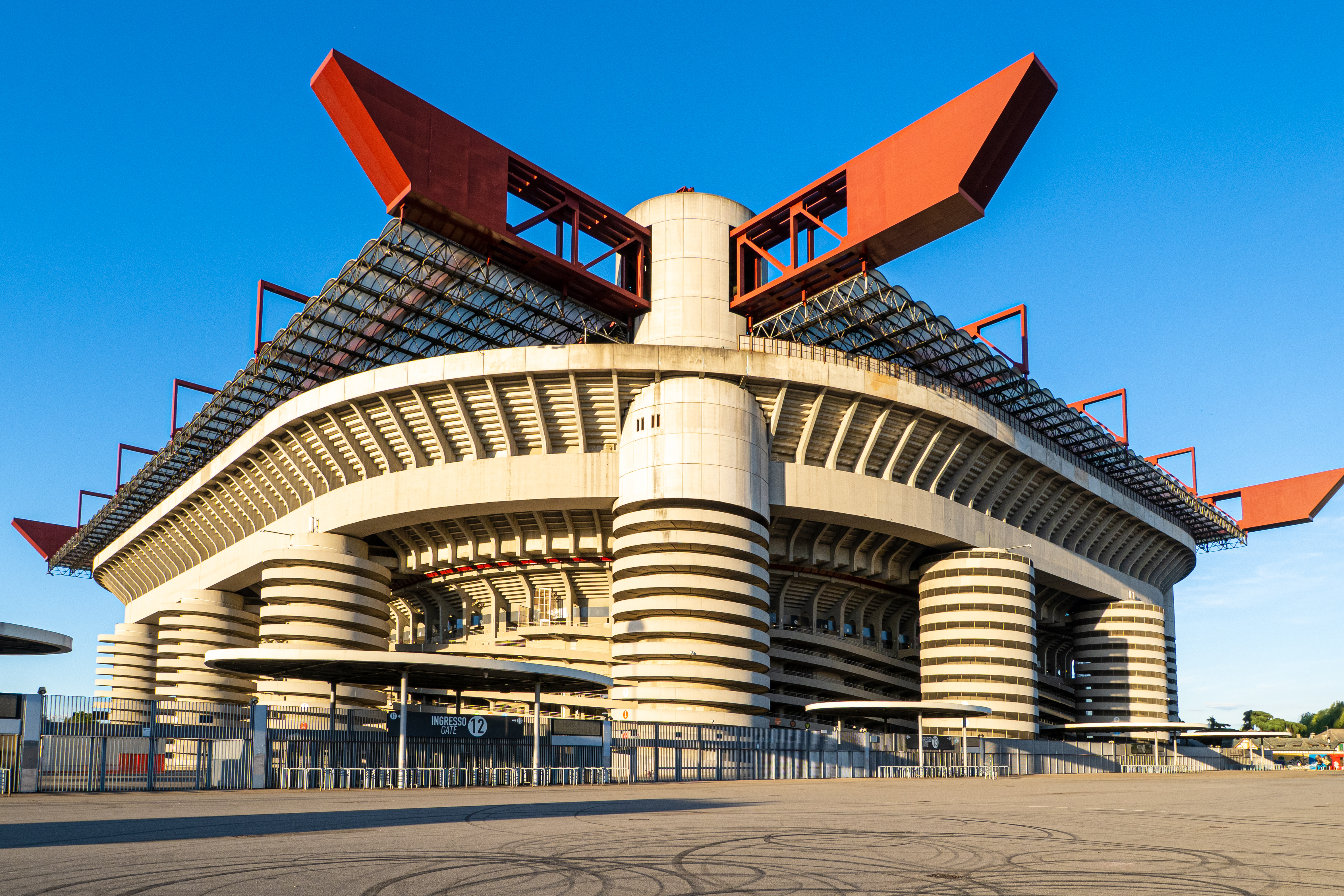Stadio Giuseppe Meazza (San Siro), Milan ve Inter’in iç saha maçlarına ev sahipliği yapan futbol stadyumu