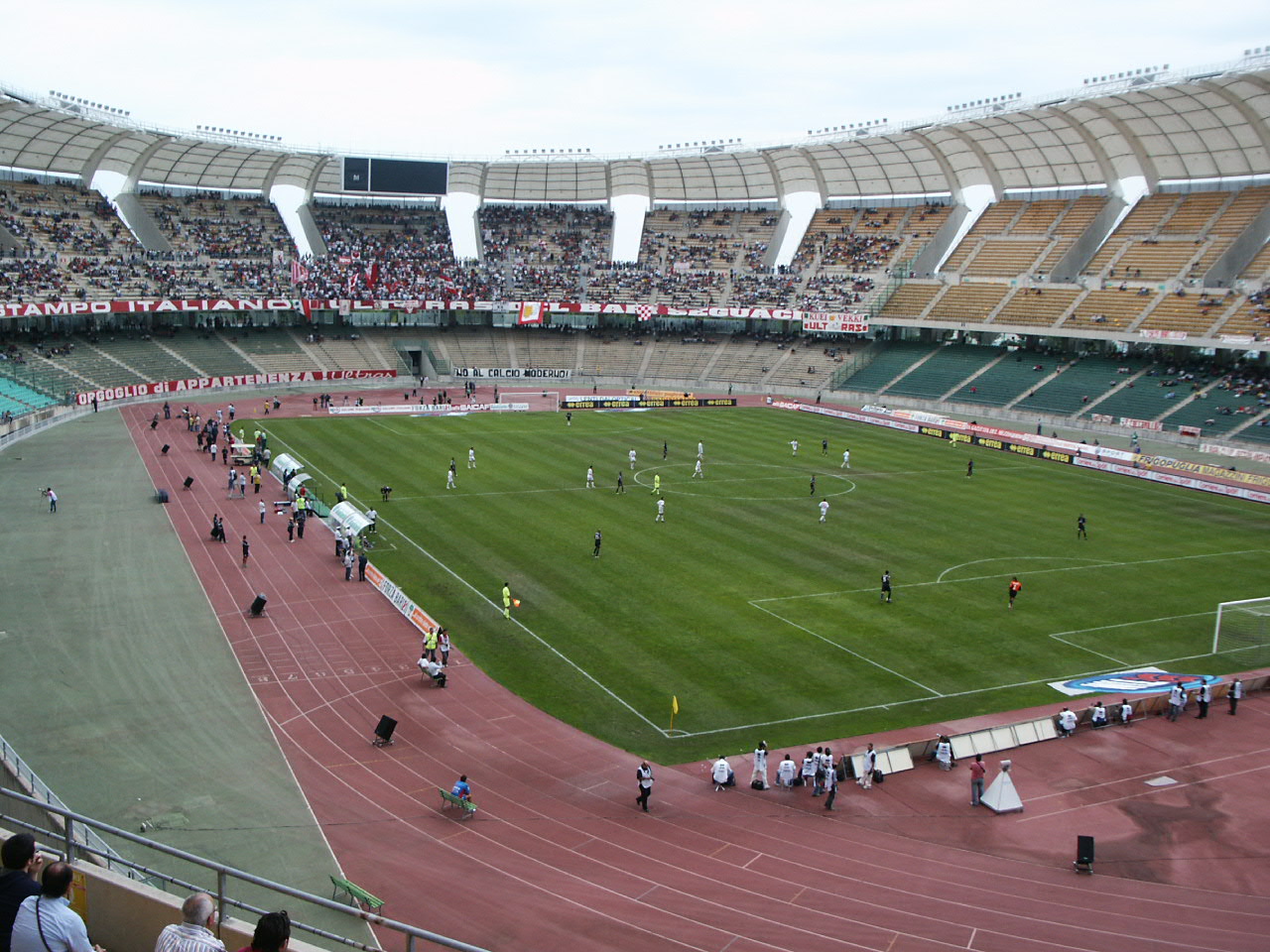 Stadio San Nicola, Bari’de bulunan İtalya’nın önemli futbol stadyumlarından biri