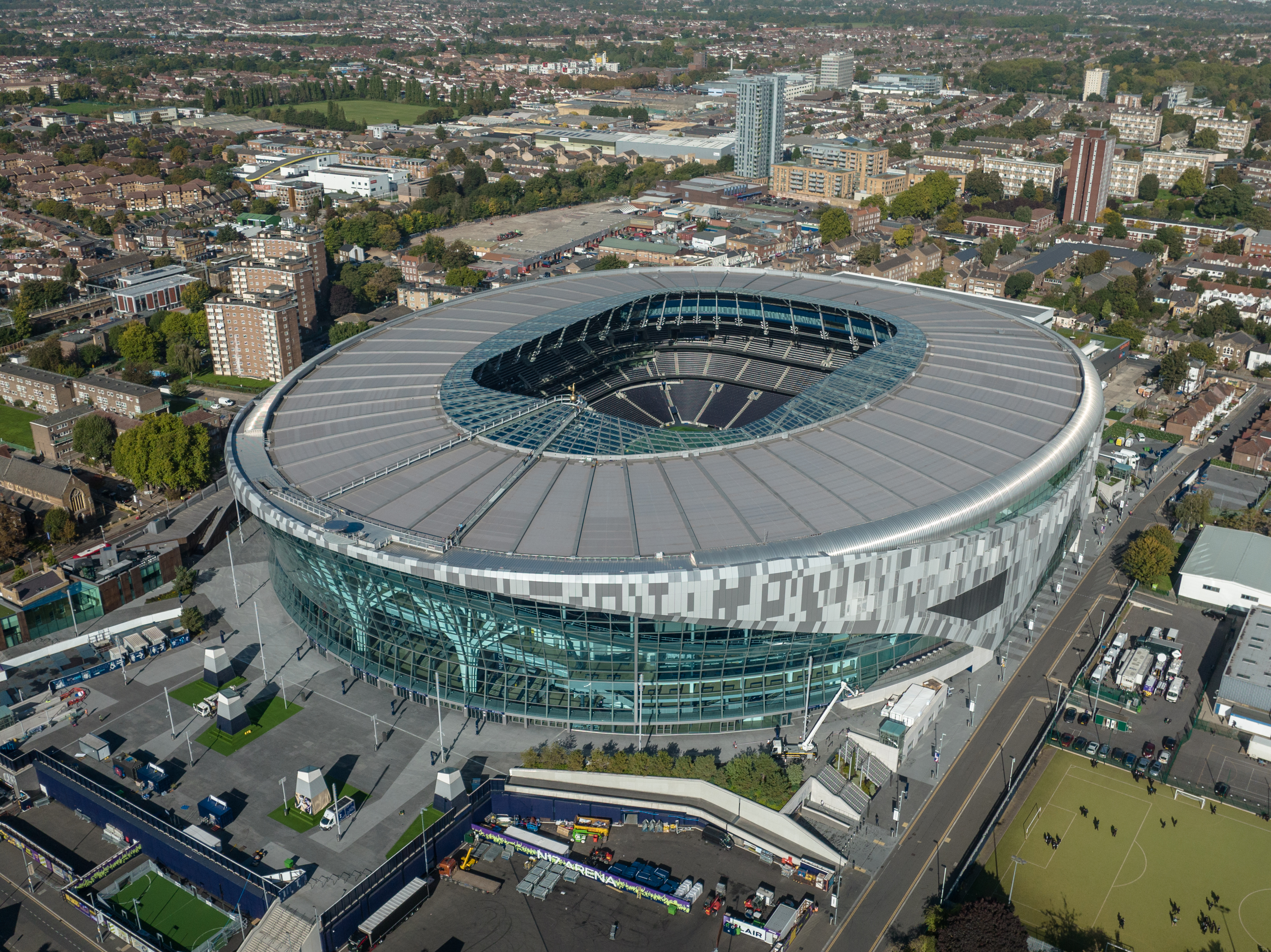 Tottenham Hotspur Stadium, Tottenham Hotspur’un Londra’daki iç saha maçlarına ev sahipliği yapan modern futbol stadyumu