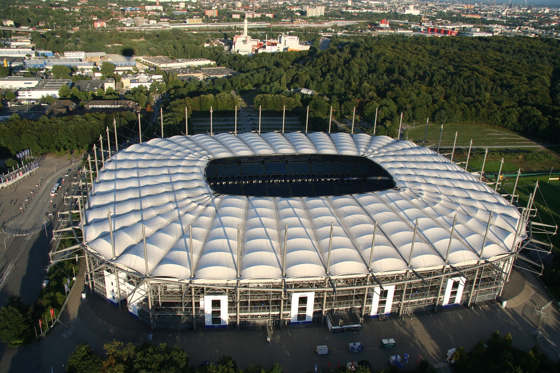 Volksparkstadion, Hamburg’da bulunan Hamburger SV’nin iç saha stadyumu